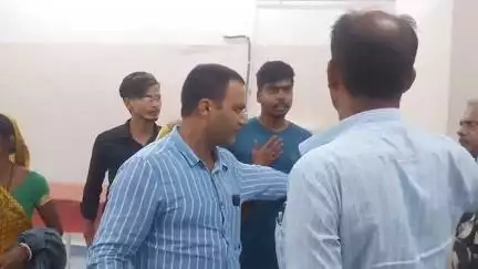 लालगंज: लालगंज रेफरल अस्पताल में डॉक्टर न होने से मरीज़ों और परिजनों ने किया हंगामा