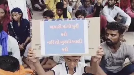 બોરસદ: બોરસદમાં નિરાધાર બનેલા રહીશોએ પાલિકા ખાતે વિરોધ પ્રદર્શન કરી ધરણા કર્યા