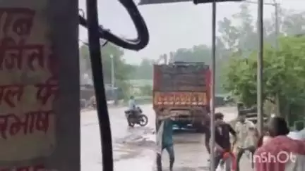गिधौर: गिद्धौर पेट्रोल पंप के निकट सड़क पर दो छात्रों के गुटों में मारपीट, एक युवक का पिस्टल लहराने का वीडियो वायरल