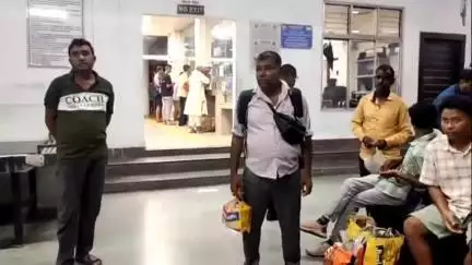 লংকা: ভূমিস্খলনৰ ফলত পাহাৰ লাইনৰ ৰে'ল যাতায়ত ব্যৱস্থাৰ  অনিৰ্দিষ্ট কাললৈ বাতিল,ৰেল ষ্টেচনত ৰেল বিষয়াৰ মন্তব্য
