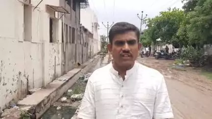 લીંબડી: લીંબડી શહેરમા પાવર હાઉસ રોડ પર ખુલ્લી ગટરો, બિસ્માર રસ્તા ના પ્રશ્ર્નો અનેક રજૂઆતો છતાં જૈસે થે લોકો પરેશાન #Jansamasya