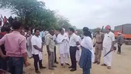 डेरापुर: फत्तेपुर गांव के पास सेंगुर नदी में नहाते समय डूबे दो युवकों में से एक बरामद, दूसरा अभी भी लापता, ADM मौके पर मौजूद