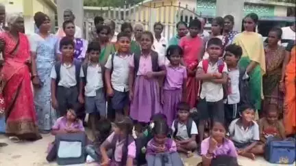 పలమనేరు: పలమనేరు:అయ్యం రెడ్డి పల్లి గ్రామంలో పాఠశాల గేటుకు తాళం వేసి నిరసన వ్యక్తం చేసిన విద్యార్థులు వారి తల్లిదండ్రులు