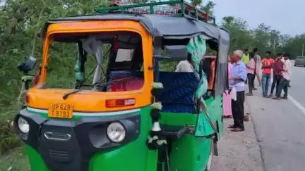 दुधि: जवारीडाड़ के पास एक ऑटो अनियंत्रित होकर पलटी, तीन लोग हुए घायल