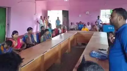 सारठ: झिलुआ व कचुआबांक के बोड़वा व लोधरा गांव में BDO ने की बैठक, लाभुकों को योजना का लाभ देने के निर्देश