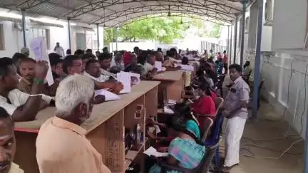 கள்ளக்குறிச்சி: மாவட்ட ஆட்சியரகத்தில் மின்சாரம் இல்லாததாலும்,ஜெனரேட்டர் சரியாக வேலை செய்யாததாலும் மனுவை பதிவு செய்ய 3 மணி நேரத்திற்கு மேல் காத்திருந்த மக்கள்