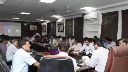 पन्ना: कलेक्टर कार्यालय में टीएल बैठक में पन्ना कलेक्टर ने जल गंगा संवर्धन अभियान की समीक्षा की