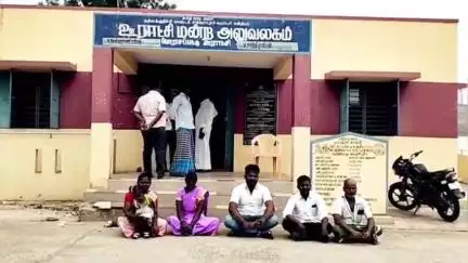 பொரசப்பட்டு கிராமத்தில் அடிப்படை வசதிகள் செய்து தராததால் வார்டு உறுப்பினர்கள் ஊராட்சி மன்ற அலுவலகம் முன்பு தரையில் அமர்ந்து தர்ணா போராட்டம்