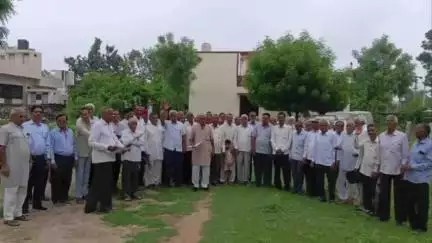 रेवदर: रेवदर में पेंशनर्स समाज ने एसडीएम को ज्ञापन सौंपा, नए विधेयक पर जताई आपत्ति, पेंशनर्स को मिली समानता खत्म करने का विरोध