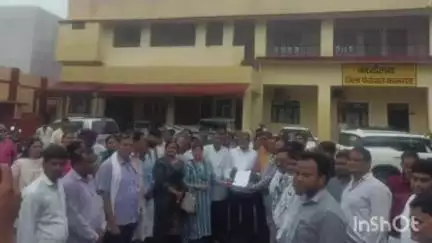 कासगंज: जिले में परिषदीय विद्यालयों के मर्जर और बंदी के विरोध में शिक्षक संघ ने सदर विधायक को सौंपा ज्ञापन