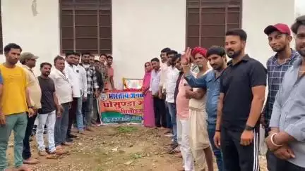 भदेसर: डॉ. मुखर्जी की पुण्यतिथि पर घोसुंडा में श्रद्धांजलि, मां के नाम पौधा लगाकर और गोसेवा से दिया संदेश