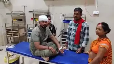 कप्तानगंज: कप्तानगंज के साखोपार में सड़क हादसे में पिकअप ने बाइक सवार को मारी टक्कर, युवक गंभीर रूप से घायल, जिला अस्पताल में भर्ती