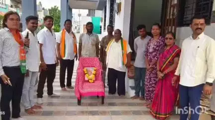 जळगाव: खंडेराव नगरात भाजप मंडळ क्रमांक 5 तर्फे डॉ श्यामाप्रसाद मुखर्जी यांच्या पुण्यतिथी निमित्त माल्यर्पण तसेच वृक्षारोपण केले