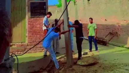 बुढ़ाना: बुढाना तहसील क्षेत्र के गांव सफीपुर में प्रधान पद की भाभी प्रत्याशी मोहम्मद इनाम ने जर्जर विद्युत पोल को बदलवाया