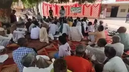 बुढ़ाना: बुढाना तहसील में किसान मजदूर संगठन के कार्यकर्ताओं ने समस्याओं के चलते तहसील परिसर में दिया अनिश्चितकालीन धरना