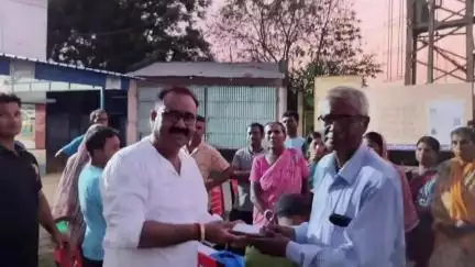 তেহট্ট ২: পলাশী পড়ার বিভিন্ন এলাকায় প্রায় ৮ ৫০ জন মানুষের হাতে একটি স্বেচ্ছাসেবী সংগঠনের পক্ষ থেকে তুলে দেওয়া হলো চশমা