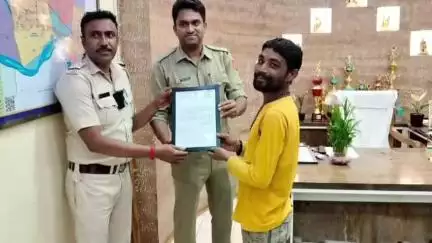 কল্যাণী: রানাঘাট পুলিশদের পক্ষ থেকে অভিনব উদ্যোগ নেওয়া হল, পথ দুর্ঘটনায় সাহায্যের জন্য এগিয়ে আসা মানুষদের সম্মাননা জানালো