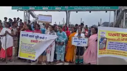 इटकी: टोल प्लाजा दुर्घटना: मृतकों व घायलों को मुआवजे की मांग को लेकर ग्रामीणों ने NH-23 मार्ग 8 घंटे जाम रखा