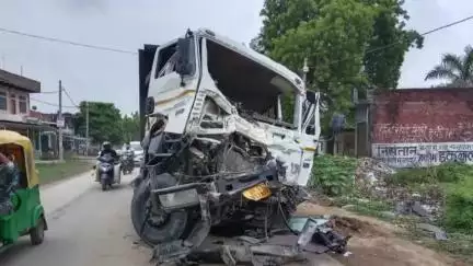 शाहगंज: खुज्झी गांव के पास डंपर की जोरदार टक्कर में चालक और खलासी घायल