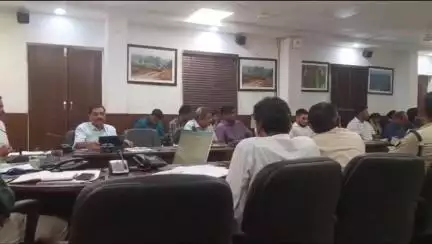 पन्ना: ज़िला कलेक्टर ने अधिकारियों को दिए लंबित सीमांकन प्रकरणों का तेज़ी से निराकरण करने के निर्देश