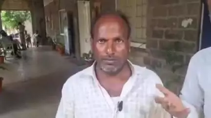 खंडवा: टाकली मोरी में दबंगों द्वारा एक मूक बधिर व्यक्ति की भूमि पर कब्जा करने का आरोप, पीड़ित ने कलेक्टर से की शिकायत