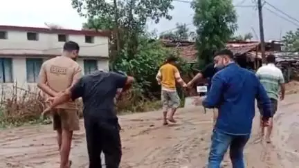 परसवाड़ा: सालेटेका से लेकर ग्राम पिपरझरी व ग्राम बम्हनी तक की सड़कों पर फैला कीचड़, लोग हो रहे परेशान #jansamasya