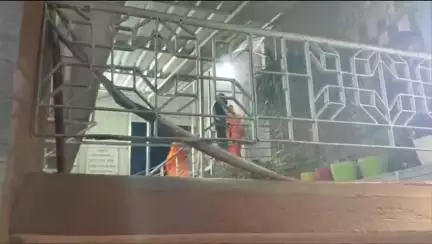 মেদিনীপুর: মেদিনীপুর শহরের রবীন্দ্রনগর এলাকায় অবস্থিত একটি আশ্রম বা প্রতিষ্ঠানে অনৈতিক কাজকর্ম চালানোর অভিযোগ বাসিন্দাদের