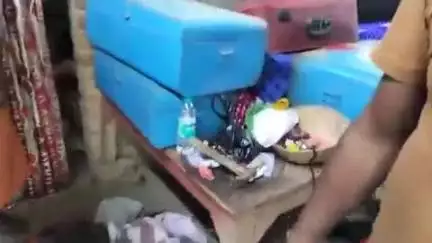 महुआ: महुआ थाना क्षेत्र के महुआ बाजार में अज्ञात चोरों ने चोरी कर हजारों की संपत्ति उड़ाई