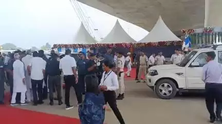 बख्तियारपुर विधानसभा के विकास के लिए मुख्यमंत्री नीतीश कुमार को आवेदन देते हुए