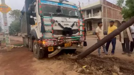 बालू लदी टर्क ने 33 हज़ार लाइन के खंभे में मारी टकर बाल बाल बचा ड्राइवर जिससे बड़ी दुर्घटना भी हो सकती थी कलवारी घोरावल संपर्क मार्ग पर रात २ बजे की घटना घरेलू इनवर्ट भी जला