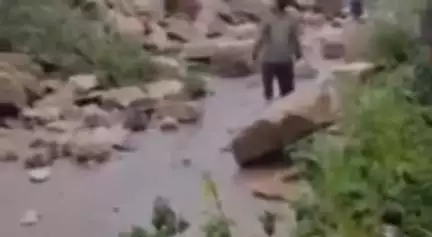 नंदप्रयाग: नन्दप्रयाग-नन्दानगर मोटर मार्ग पर भारी बारिश से सड़क पर मलबा आने से अवरुद्ध, आवागमन में हो रही परेशानी