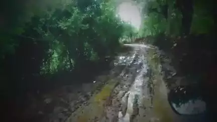 माधो से मडियाडो जाने की रास्ता राहगीरों को कितनी कटनाइयो का सामना करना पड़ रहा है लगातार 2 km तक ऐसी रास्ता से जाना पड़त