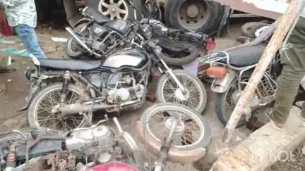बदनावर: ग्राम घटगारा में बड़ा हादसा, दो ट्रक भिड़े, बाइक चपेट में आई, एक ट्रक घर में घुसा, एक घायल