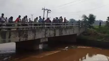 सूर्यपुरा: नोनहर पुल के भोजपुर रजवाहा में फंसे एक अज्ञात युवक का शव सूर्यपुरा पुलिस ने बरामद किया