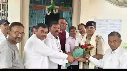 परवलपुर में नवपदस्थापित थाना अध्यक्ष संजीव कुमार का भव्य स्वागत किया गया