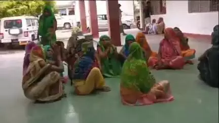 मौदहा: मौदहा तहसील क्षेत्र में भूमि अधिकार अभियान के तहत जागरूकता अभियान चलाकर एसडीएम को दिया गया ज्ञापन
