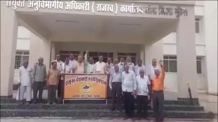 जौरा: जौरा एसडीएम कार्यालय में प्रमुख पेंशनर्स एसोसिएशन ने मुख्यमंत्री और प्रधानमंत्री के नाम ज्ञापन दिया