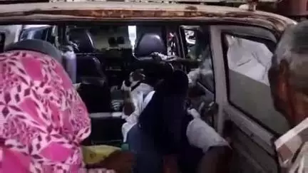हाथरस: पुलिस लाइन के पास ई-रिक्शा और बाइक की टक्कर में 4 लोग घायल, जिला अस्पताल से दो को गंभीर हालत में डॉक्टरों ने किया रेफर