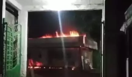 कराड: कराड येथे गोळ्या बिस्कीट दुकानाला आग, दोन तासाच्या प्रयत्नानंन्तर आग आटोक्यात