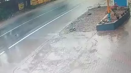 ഒറ്റപ്പാലം: പാതിപ്പാറയിൽ അമിത വേഗതയിൽ വന്ന കാർ നിയന്ത്രണം വിട്ട് മരത്തിലിടിച്ച് അപകടം, സിസിടിവി ദൃശ്യം