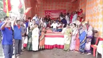 शिरोळ: कंत्राटी कामगारांनी न्याय हक्कांसाठी इचलकरंजी महापालिका प्रवेशद्वारासमोर सुरु केले आमरण उपोषण