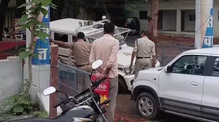 निवाड़ी: निवाड़ी कोतवाली में भरा बारिश का पानी, कीचड़ में फंसी महिला थाने की गाड़ी को कड़ी मशक्कत के बाद बाहर निकाला गया