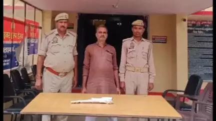 बबेरू: कमासिन थाना पुलिस ने गश्त व चेकिंग के दौरान अवैध तमंचा के साथ अभियुक्त को किया गिरफ्तार, भेजा जेल