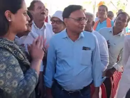 पूर्व केंद्रीय मंत्री दिग्विजय सिंह,की पुत्री, जमुई विधायक श्रेयसी सिंह, पिता की समाधि स्थल पर पहुंची

#jamui #नया गांव