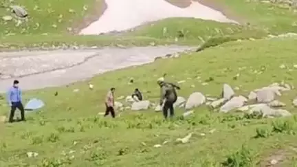 निचार: केबिनेट मंत्री जगत सिंह नेगी का भाबा कंडे में फुटबॉल खेलते वीडियो हुआ वायरल, खेलों को प्रोत्साहित करने का किया काम