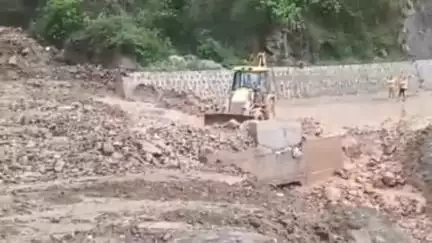 धर्मपुर: धर्मपुर में बाढ़ का खतरा, अवैध डंपिंग और बांध से बनी झील के कारण मंदिर डूबा