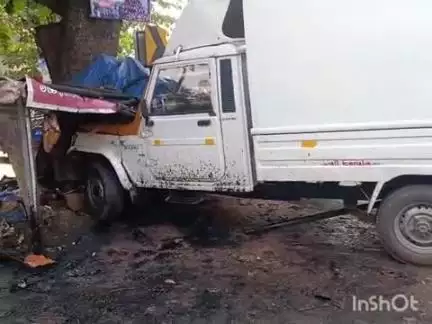 കുട്ടനാട്: കോയിക്കൽ ജങ്ഷനിൽ പിക്കപ്പ് വാൻ ലോട്ടറിക്കട തകർത്ത് മരത്തിലേക്ക് ഇടിച്ച് കയറി, ഡ്രൈവർക്ക് പരിക്ക്