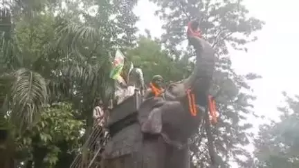डिंडौरी: डिंडौरी में भाजपा कार्यकर्ताओं ने वीरांगना रानी दुर्गावती की प्रतिमा पर पुष्प अर्पित कर श्रद्धांजलि दी