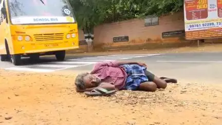 ஒட்டன்சத்திரம்: பள்ளி எதிரே காளாஞ்சிபட்டியில் போக்குவரத்திற்கு இடையூறாக விழுந்து கிடந்த மது போதை ஆசாமி