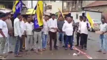 સાગબારા: વિસાવદર પેટા ચૂંટણીમાં ગોપાલભાઈ ઇટાલિયા ની ભવ્ય જીત બાદ સેલંબા ખાતે આપ પાર્ટીના કાર્યકર અને આગેવાનો એ ફટાકડા ફોડી જશ્ન.